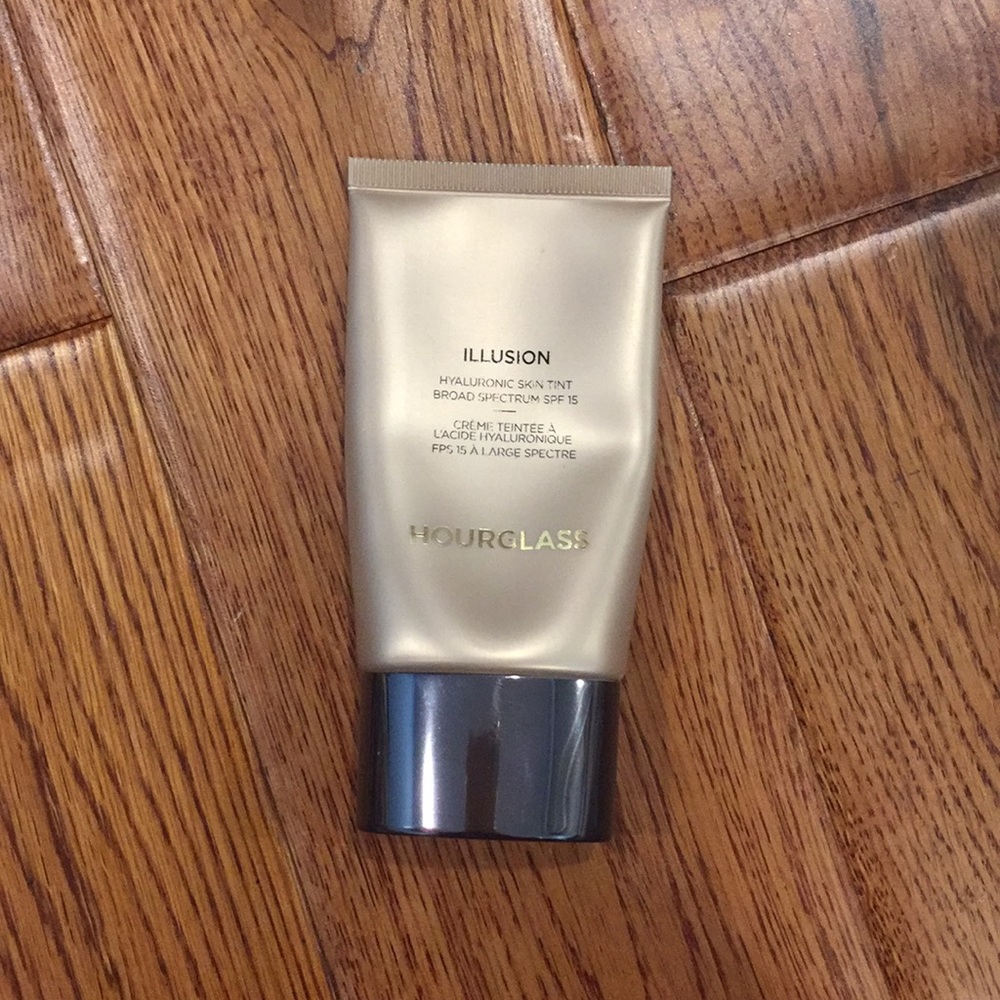 HOURGLASS ILLUSION FOUNDATION